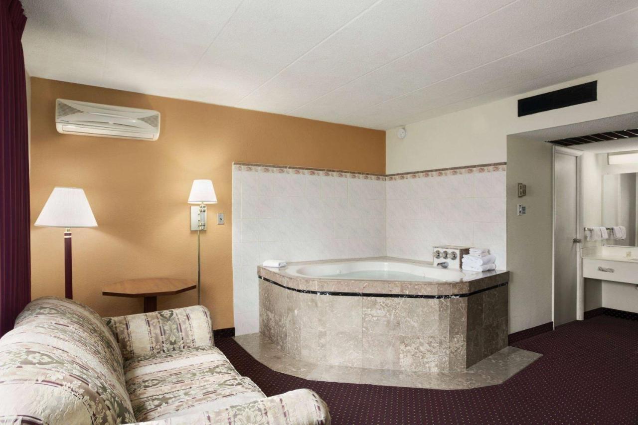 Ramadaby Wyndham Pittsburgh-new Stanton Hotel New Stanton