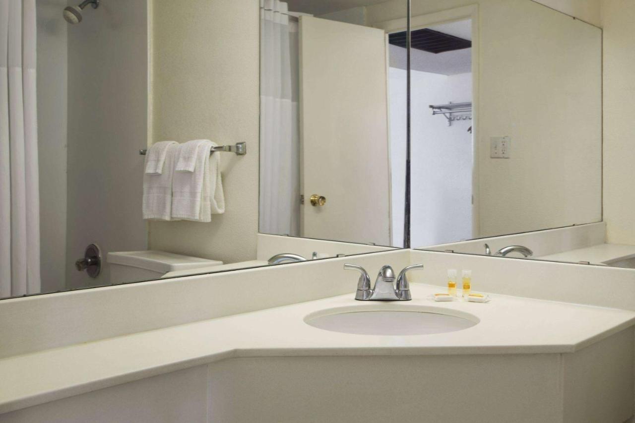 Hotel Ramadaby Wyndham Pittsburgh-new Stanton New Stanton